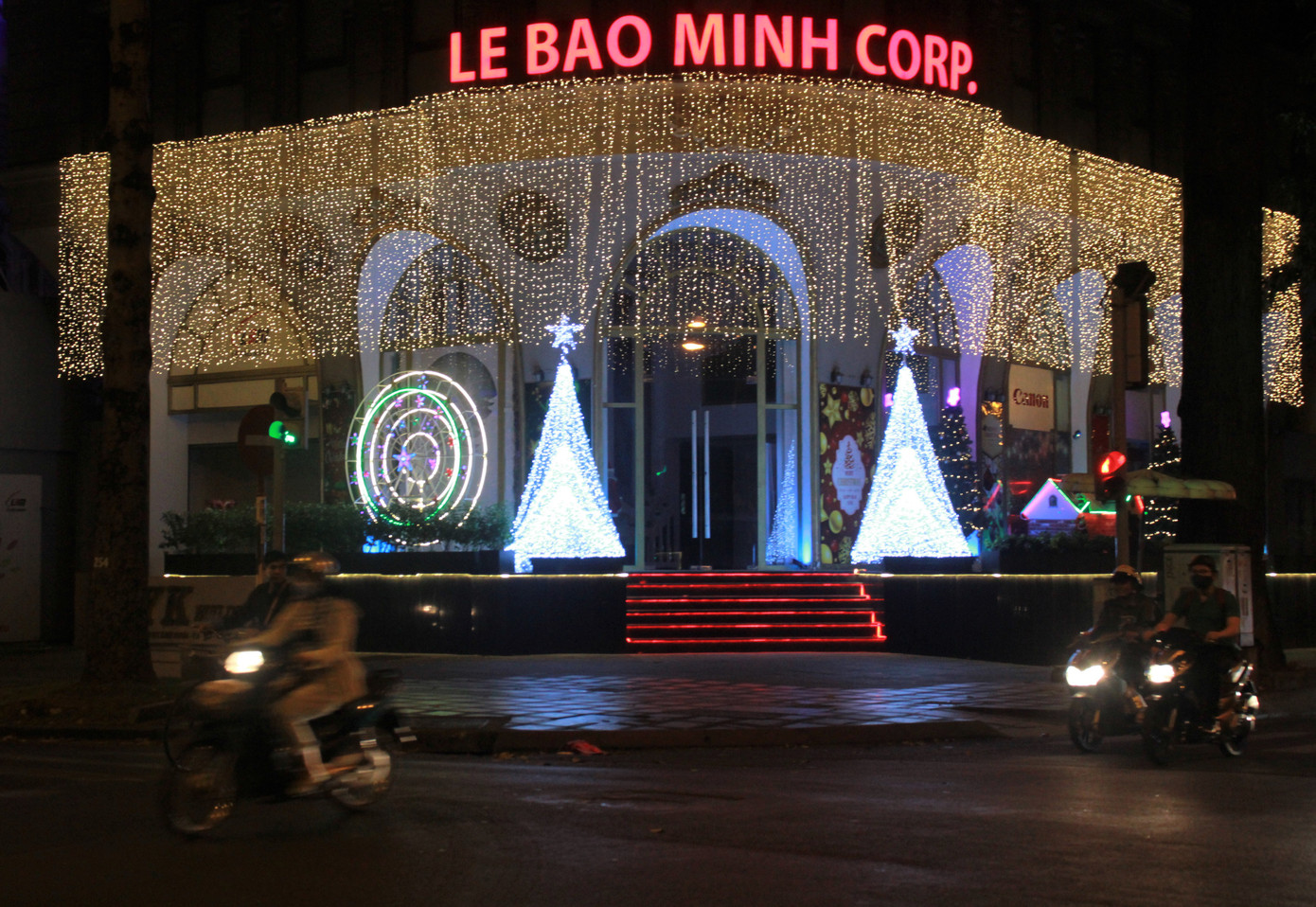 Lung linh ấm áp những cung đường góc phố Sài Gòn trước thềm Giáng sinh ảnh 14