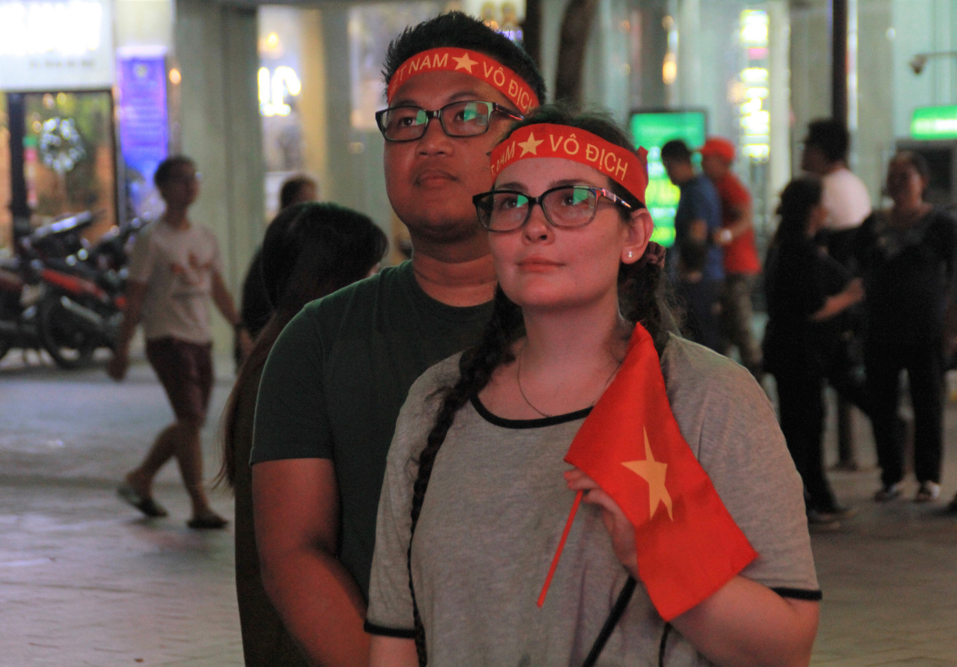 Việt Nam đấu Thái Lan, vạn người nhuộm đỏ phố Nguyễn Huệ ảnh 20