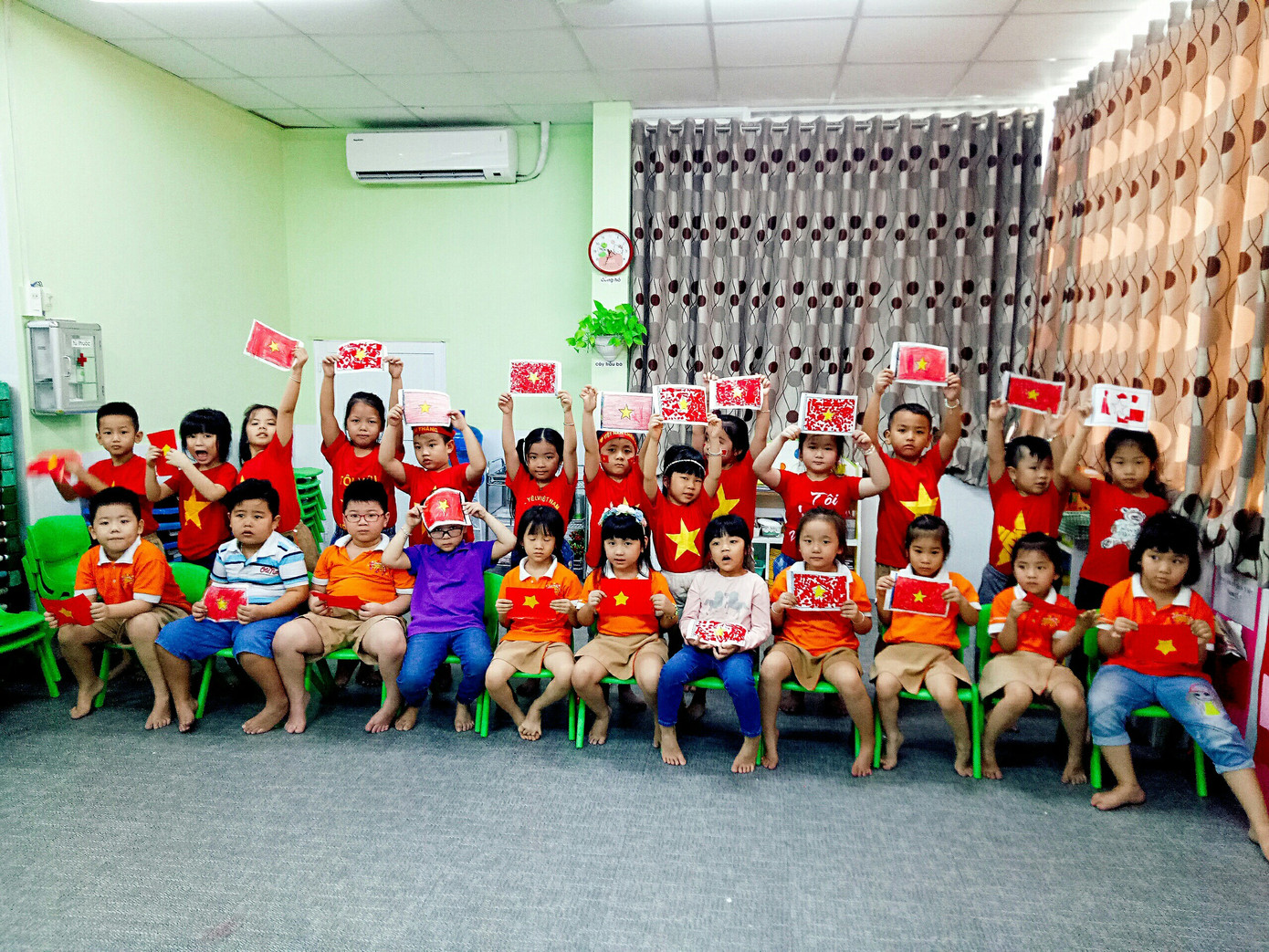 Học sinh tiểu học TPHCM diện áo cờ đỏ sao vàng tiếp lửa cho U22 Việt Nam ảnh 13