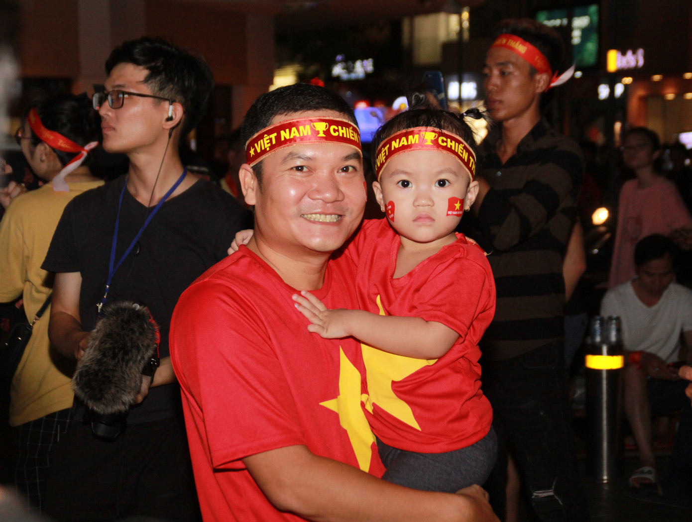 Nữ DJ ở phố đi bộ Nguyễn Huệ khuấy động không khí trận Việt Nam - UAE ảnh 5