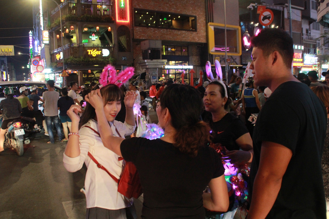 Muôn kiểu hóa trang “hết hồn” đổ về phố Bùi Viện chơi hội Halloween ảnh 4