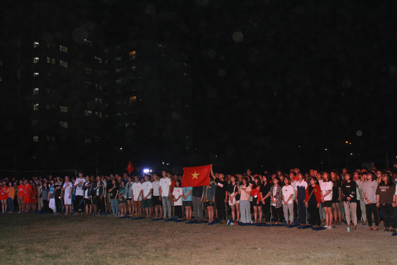 Hàng ngàn sinh viên TPHCM vỡ òa với chiến thắng ngọt ngào của tuyển Việt Nam ảnh 1