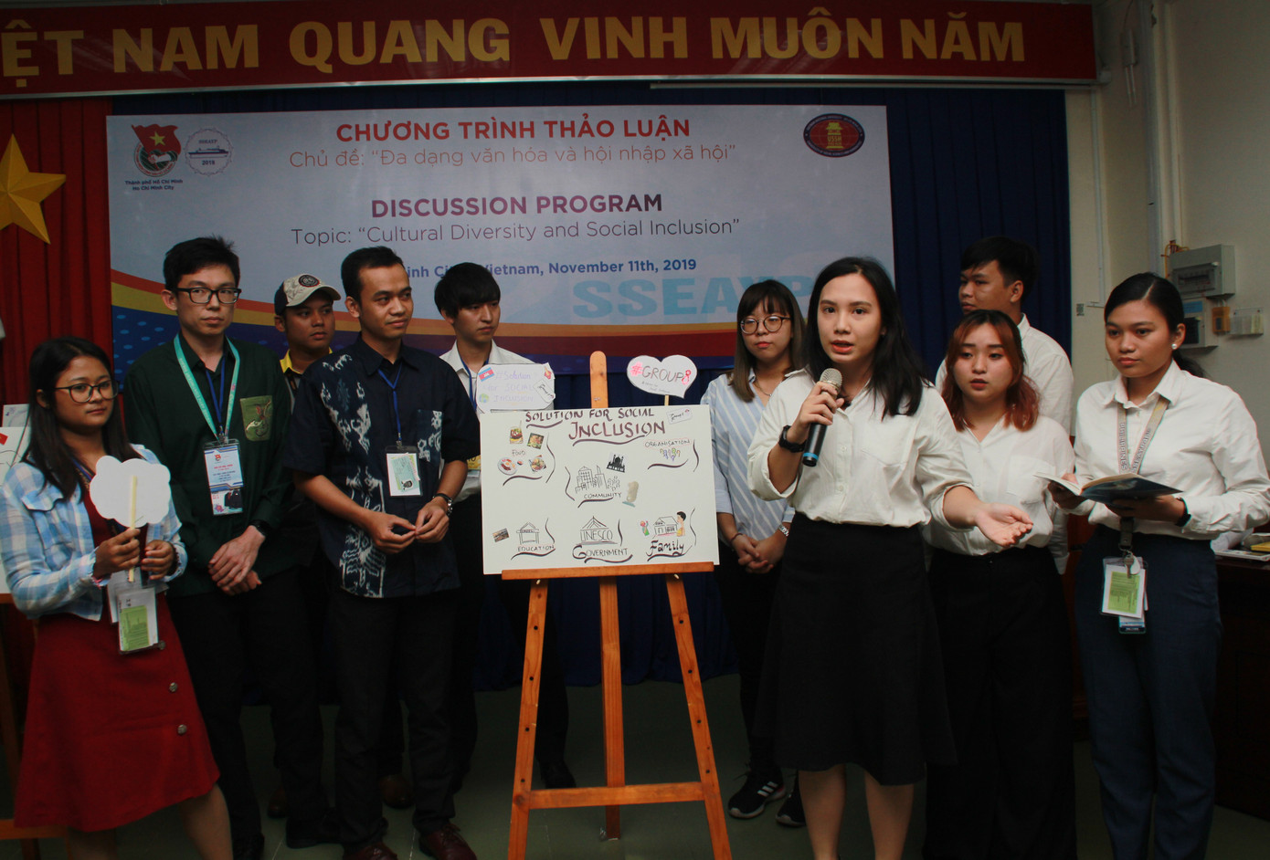 Đại biểu Tàu Thanh niên Đông Nam Á-Nhật Bản học kết lá dừa, tìm hiểu nón lá Việt ảnh 4