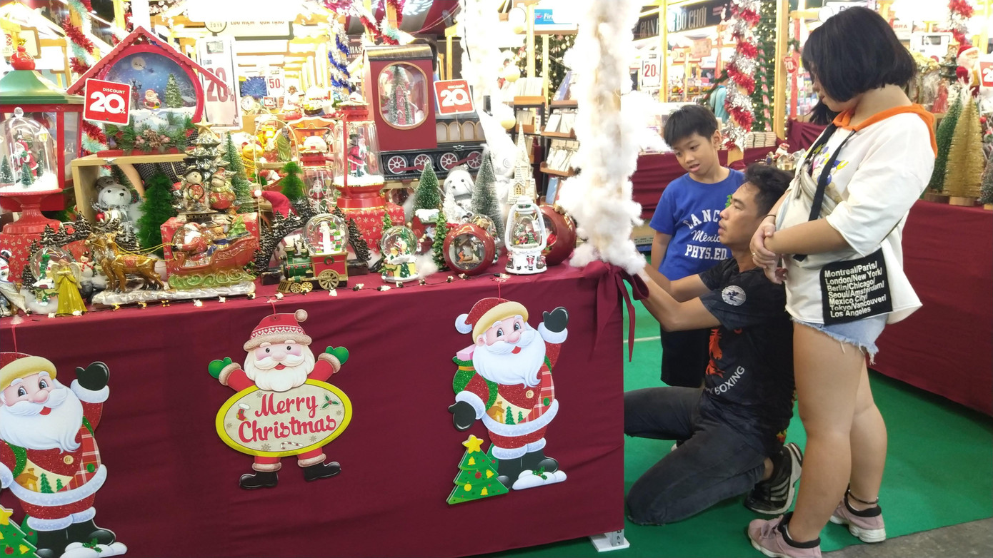 Lung linh ấm áp những cung đường góc phố Sài Gòn trước thềm Giáng sinh ảnh 9