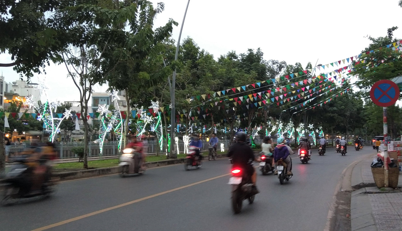 Lung linh ấm áp những cung đường góc phố Sài Gòn trước thềm Giáng sinh ảnh 11
