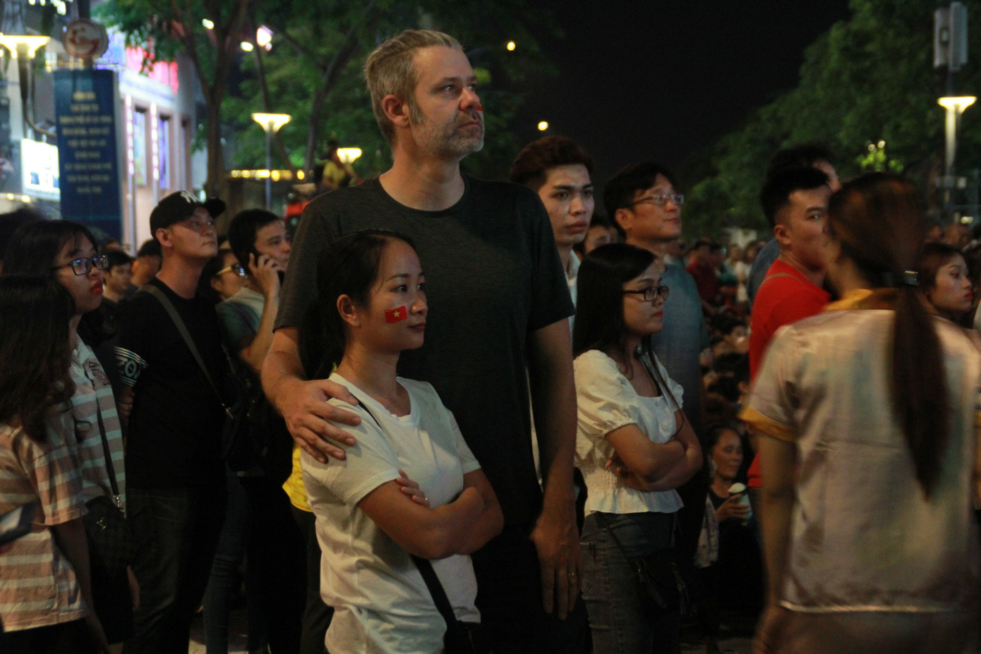 Việt Nam đấu Thái Lan, vạn người nhuộm đỏ phố Nguyễn Huệ ảnh 8