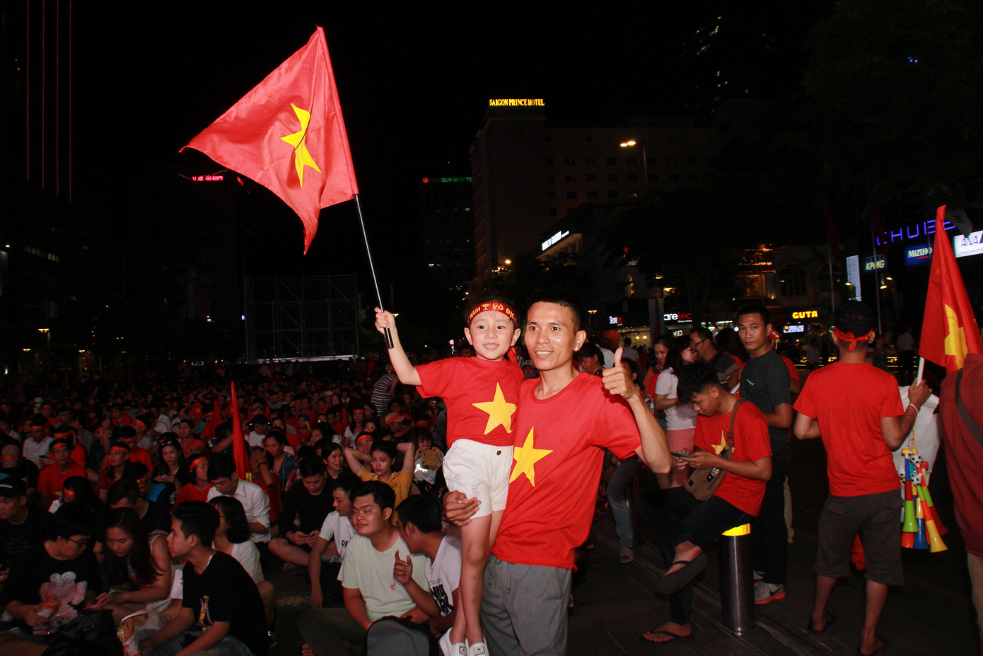 Đàm Vĩnh Hưng cùng hàng nghìn CĐV hô vang 'Việt Nam' ảnh 6