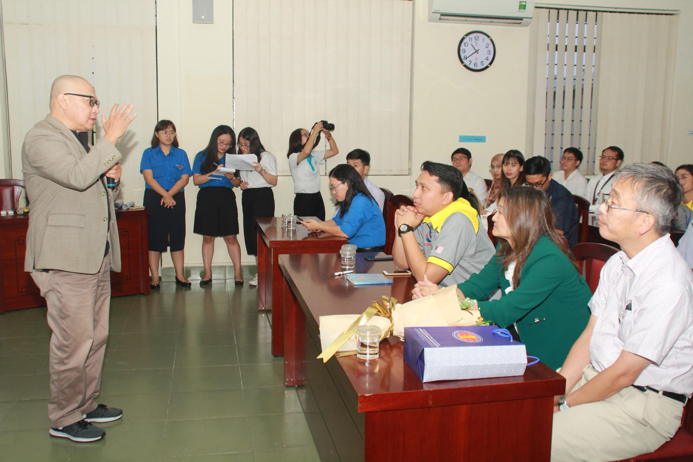 Đại biểu Tàu Thanh niên Đông Nam Á-Nhật Bản học kết lá dừa, tìm hiểu nón lá Việt ảnh 1