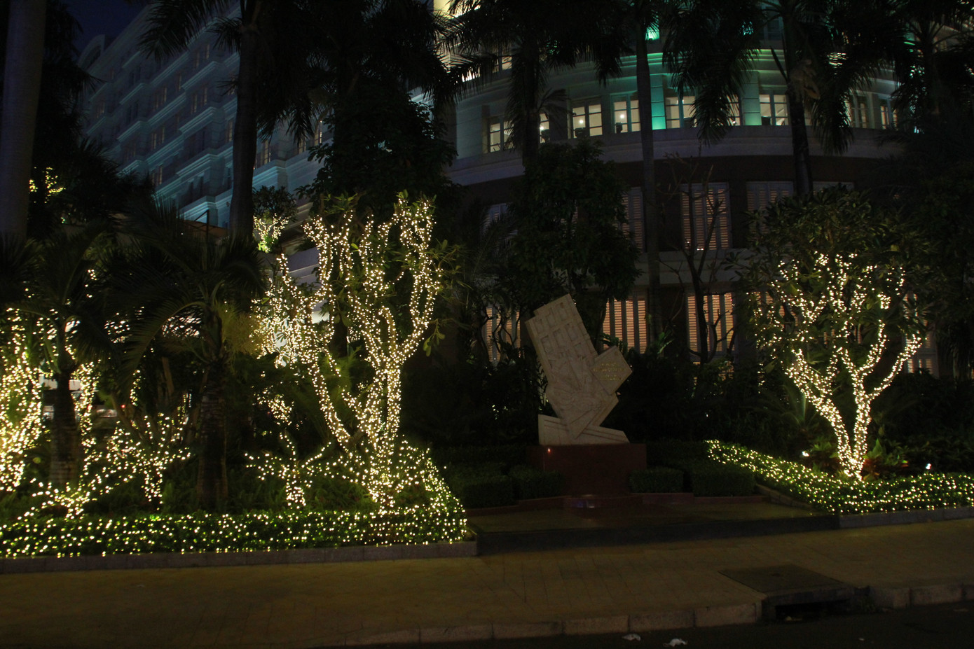 Lung linh ấm áp những cung đường góc phố Sài Gòn trước thềm Giáng sinh ảnh 13