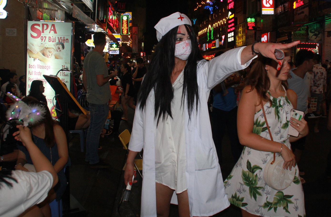 Muôn kiểu hóa trang “hết hồn” đổ về phố Bùi Viện chơi hội Halloween ảnh 14