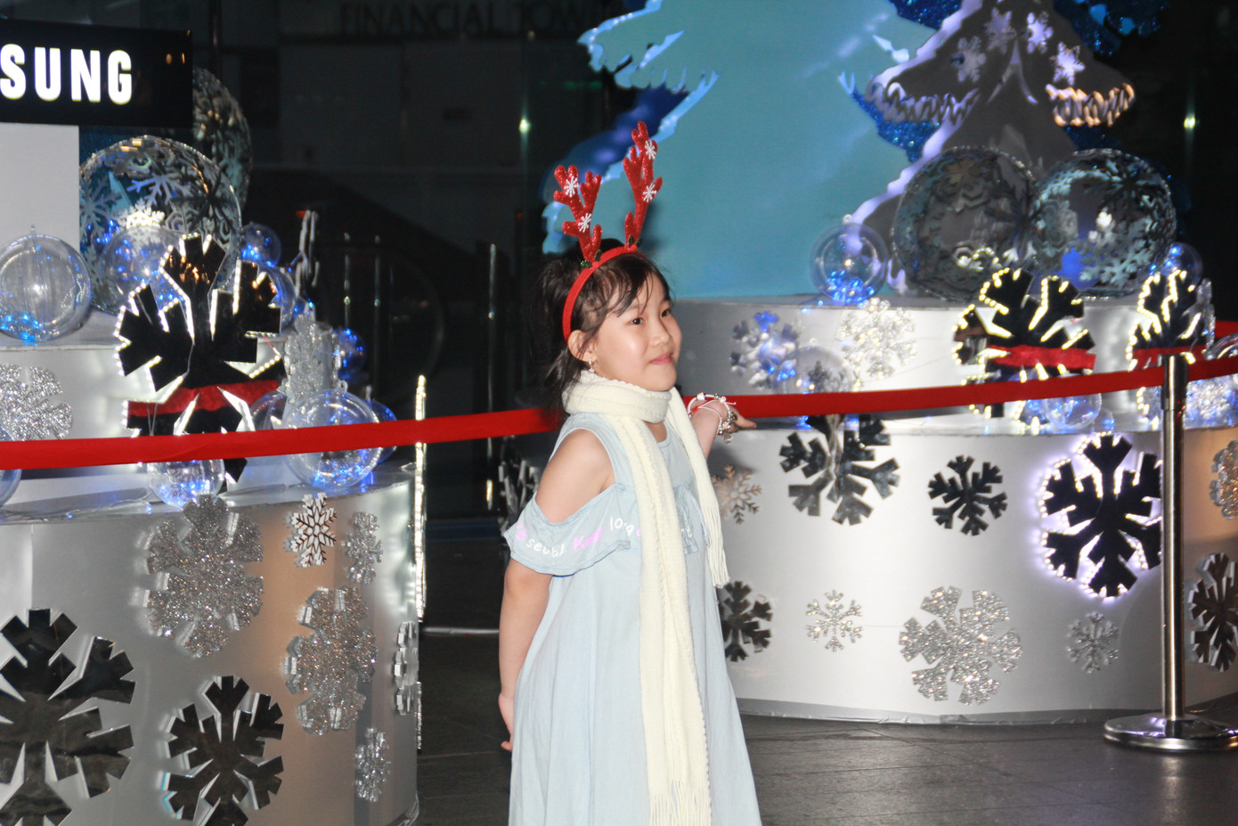 Lung linh ấm áp những cung đường góc phố Sài Gòn trước thềm Giáng sinh ảnh 5