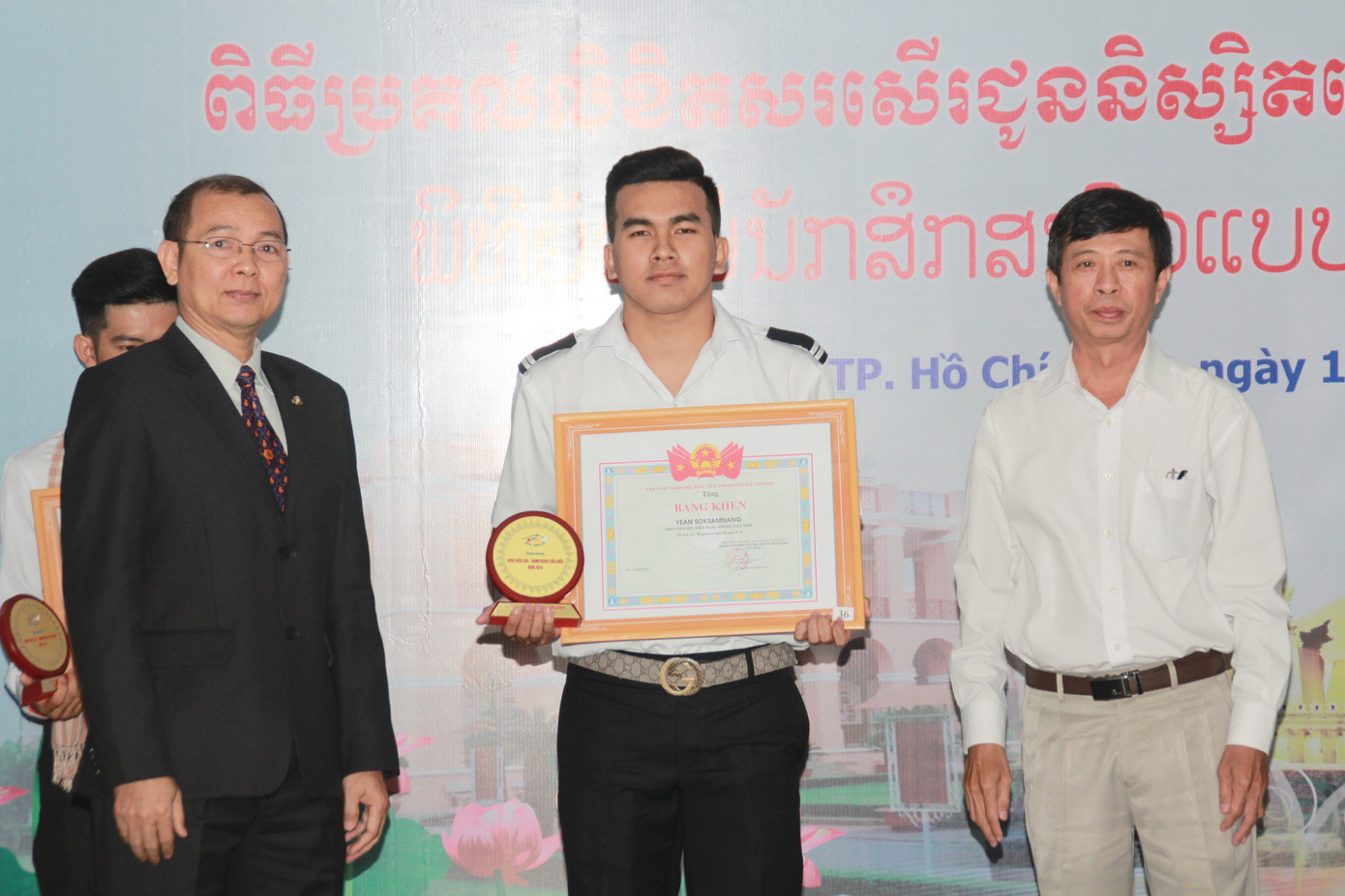 Khen thưởng 86 sinh viên Lào, Campuchia nỗ lực học tập, tích cực tham gia hoạt động phong trào ảnh 2