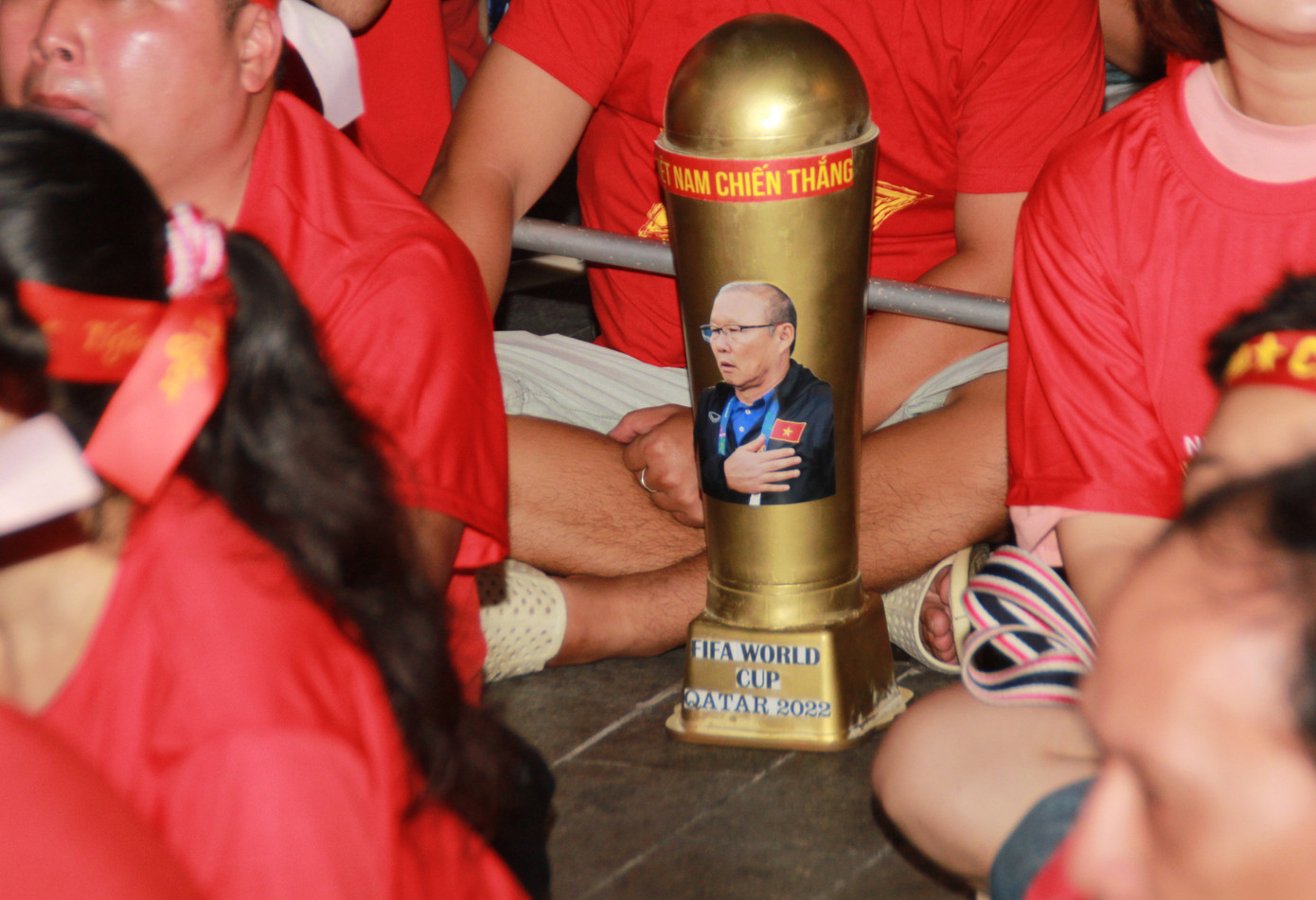 Việt Nam đấu Thái Lan, vạn người nhuộm đỏ phố Nguyễn Huệ ảnh 7