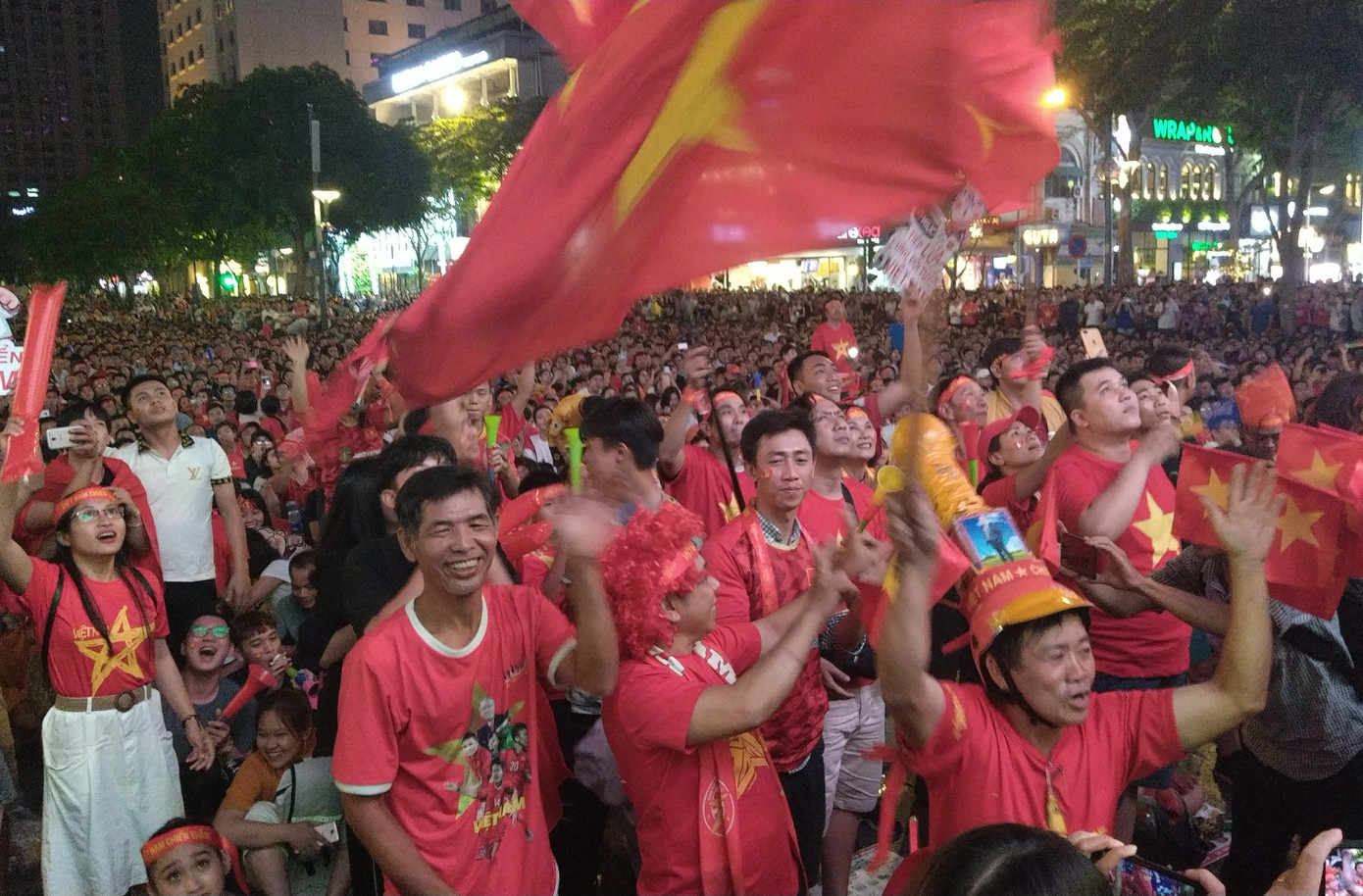 Biển người tiếp lửa U22 Việt Nam trận đại thắng U22 Campuchia ảnh 12