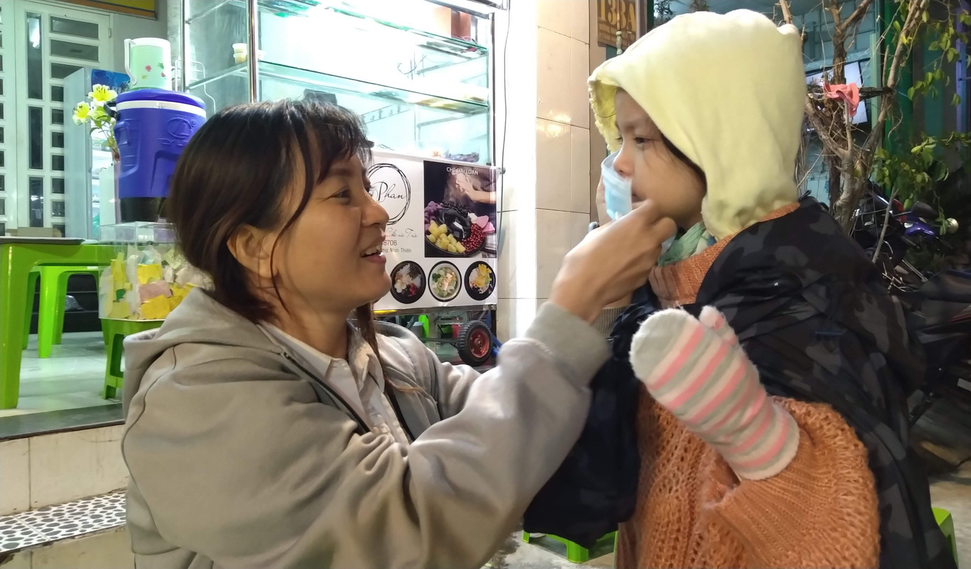 Người Sài Gòn khoác áo mưa, quấn khăn... chống lạnh buổi sáng ảnh 10