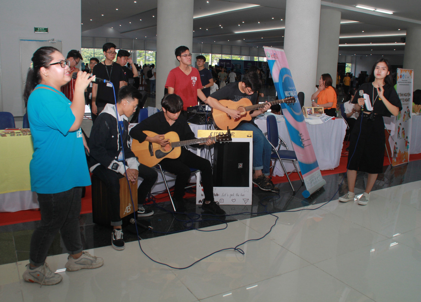 Bạn trẻ sôi nổi nhảy flashmob, ca hát, thi tài robot... ở ngày hội Tân sinh viên ảnh 4