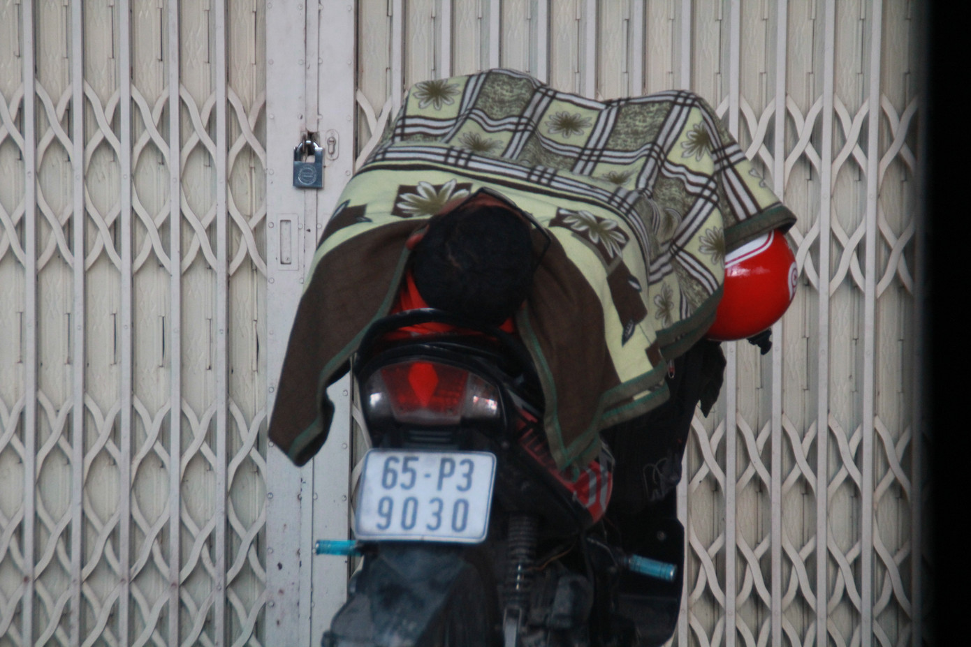 Người Sài Gòn khoác áo mưa, quấn khăn... chống lạnh buổi sáng ảnh 5