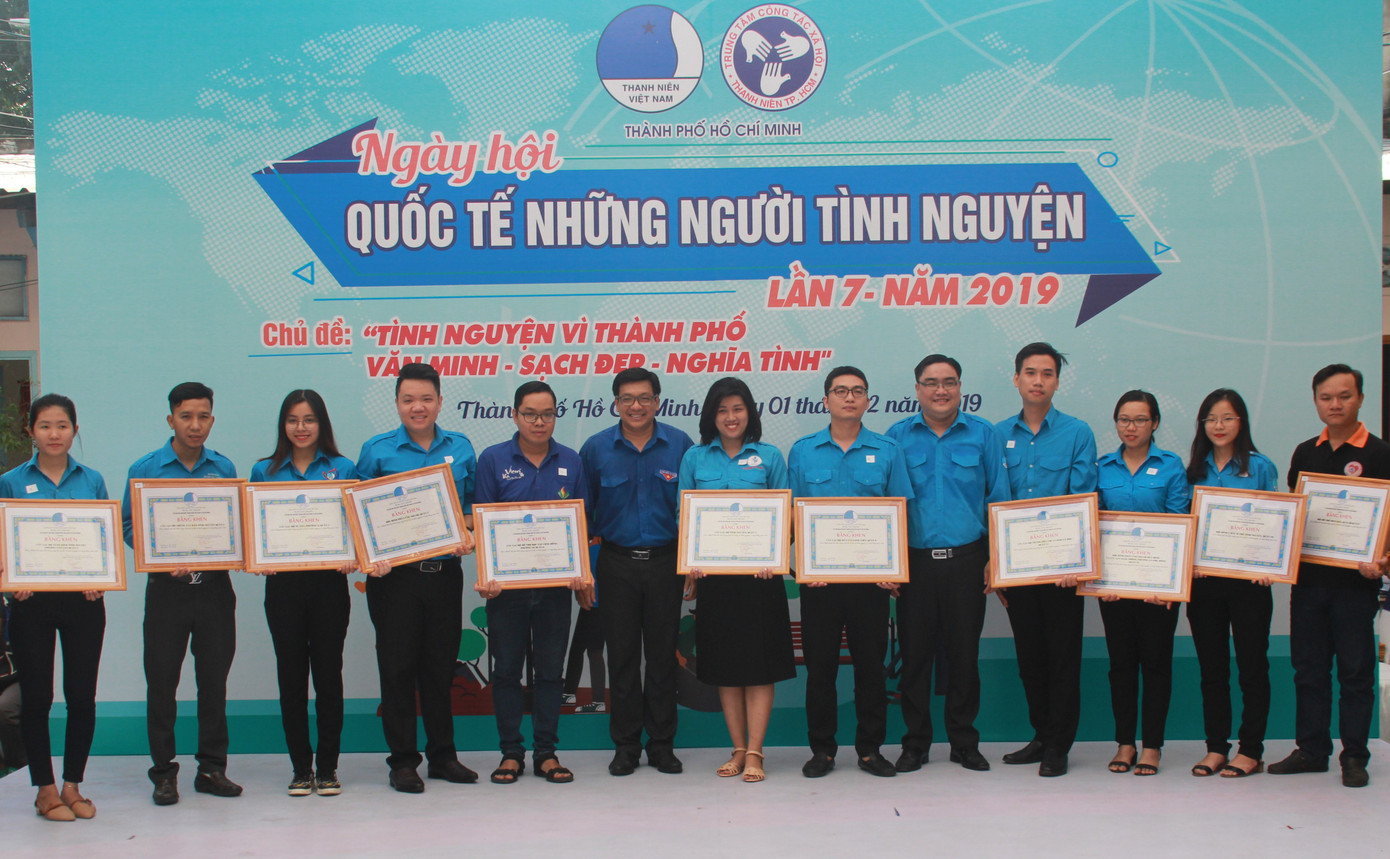 Bạn trẻ hiến máu, đổi rác lấy cây xanh... tại ngày hội Quốc tế người tình nguyện ảnh 2