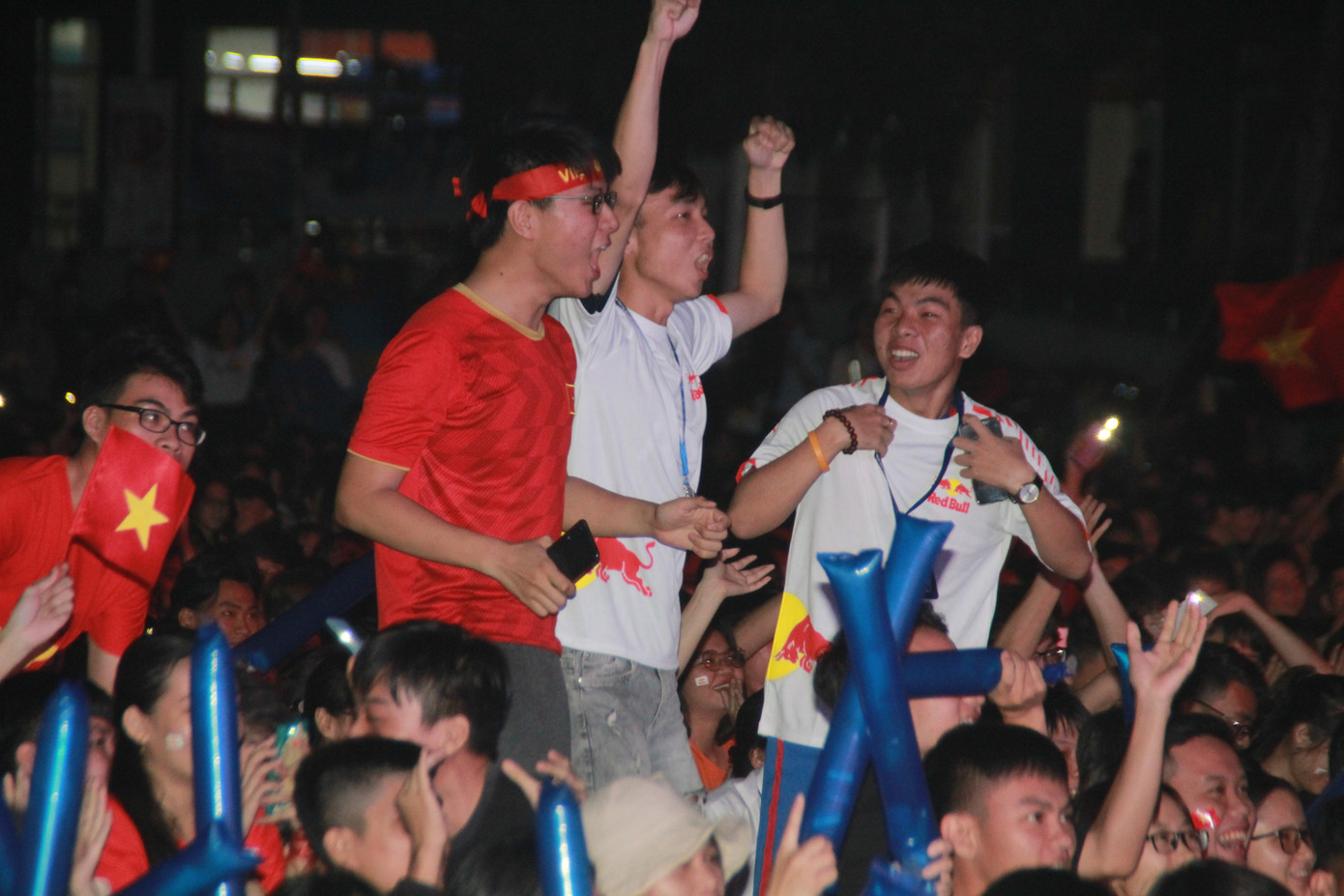 Hàng ngàn sinh viên TPHCM vỡ òa với chiến thắng ngọt ngào của tuyển Việt Nam ảnh 13