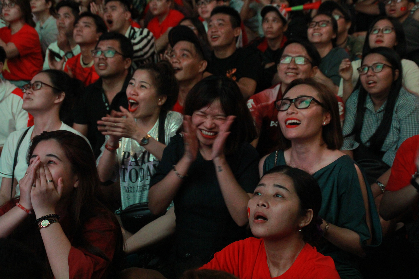 Việt Nam đấu Thái Lan, vạn người nhuộm đỏ phố Nguyễn Huệ ảnh 13