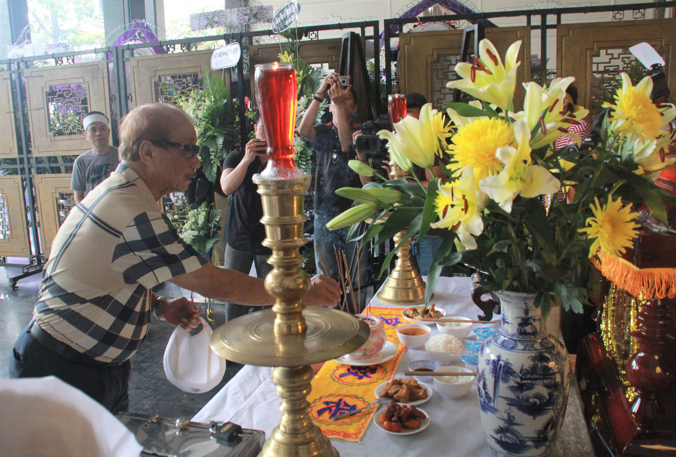 Trưa 27/12, NSND Trần Hiếu thắp nén nhang chào biệt người anh thương mến NSND Trần Hiếu, Trần Long Ẩn và đồng nghiệp đến tiễn biệt nhạc sỹ Nguyễn Văn Tý ảnh 7