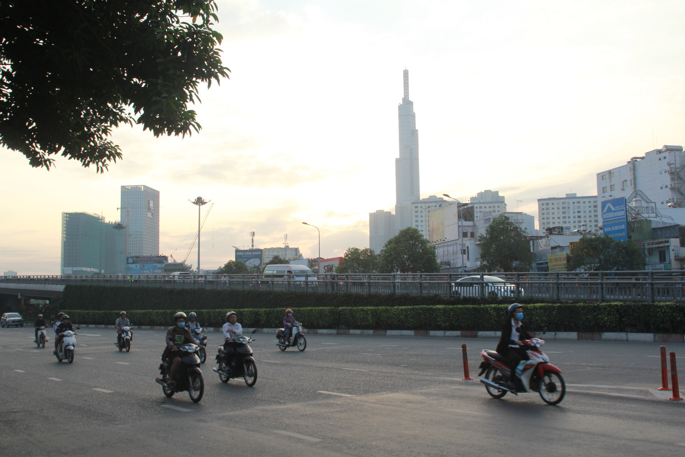 Người Sài Gòn khoác áo mưa, quấn khăn... chống lạnh buổi sáng ảnh 14