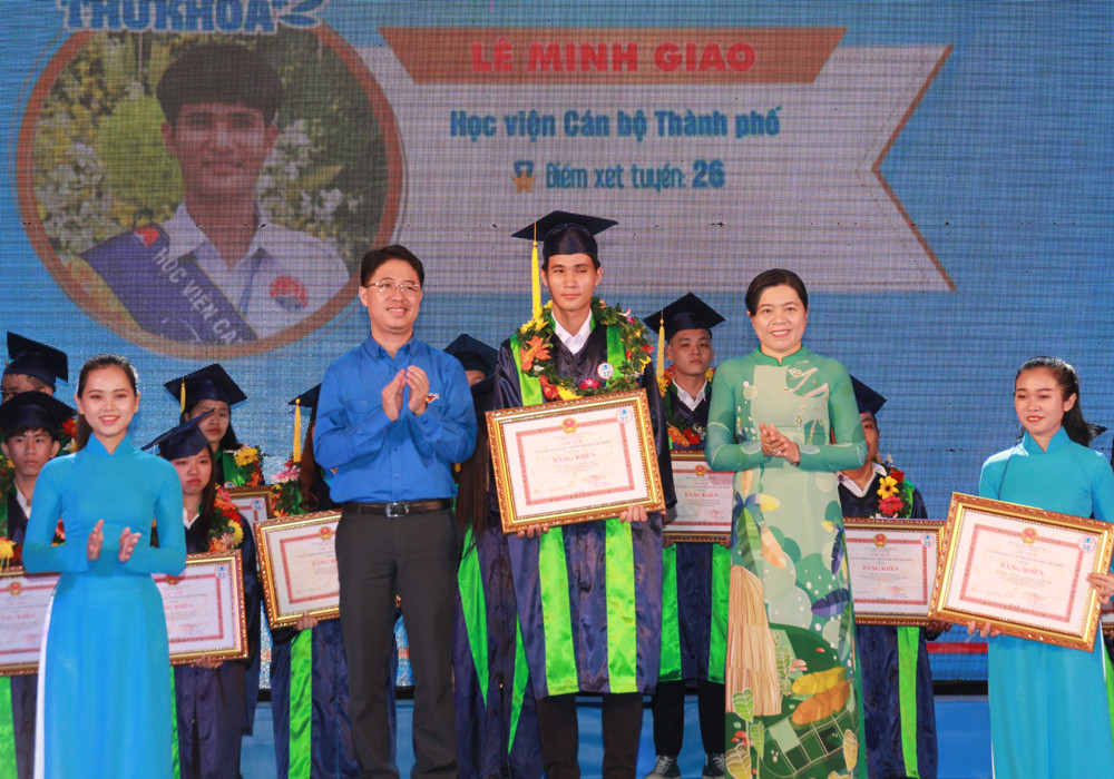 TPHCM vinh danh 66 tân sinh viên và tân cử nhân tiêu biểu ảnh 4