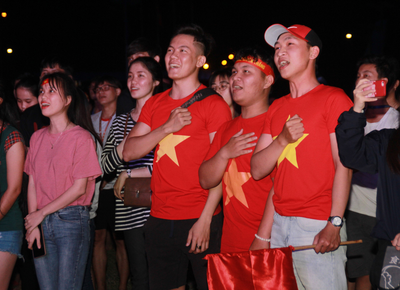 Hàng ngàn sinh viên TPHCM vỡ òa với chiến thắng ngọt ngào của tuyển Việt Nam ảnh 17