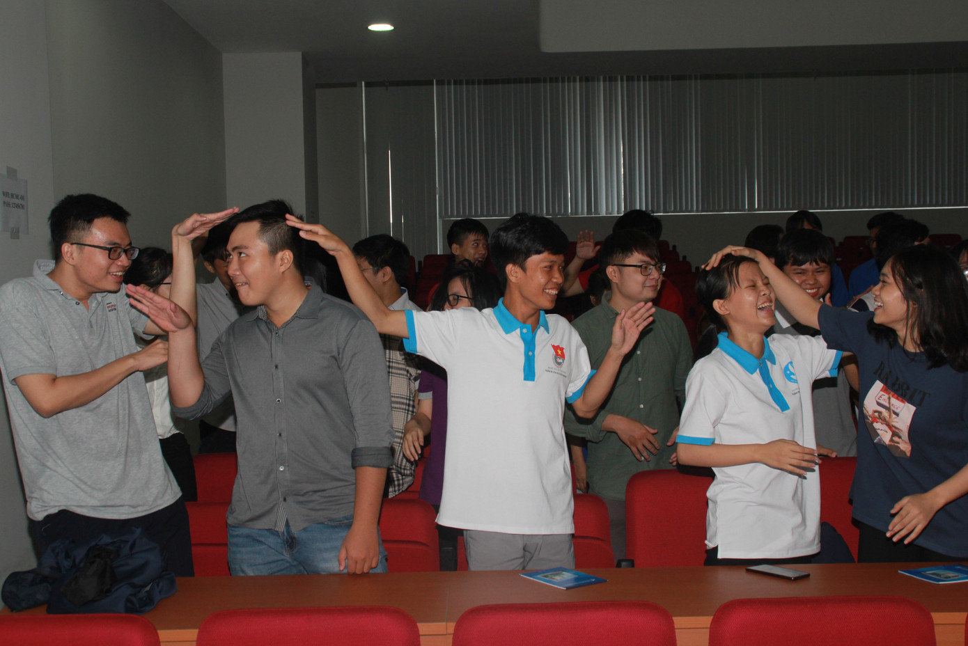 Thủ khoa sảng khoái trải nghiệm trước lúc nhận học bổng ảnh 1