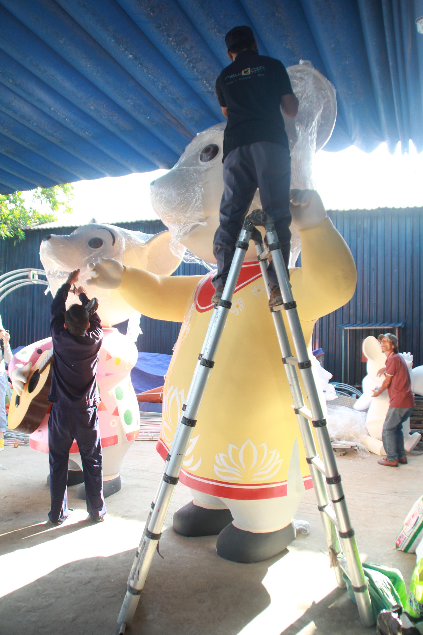 Hiện tại, linh vật chuột bố mẹ đã cơ bản hoàn thiện, chỉ cần tinh chỉnh một số chi tiết nhỏ nữa là hoàn tất Hé lộ tạo hình nhà chuột tại đường hoa Tết ở phố Nguyễn Huệ ảnh 2