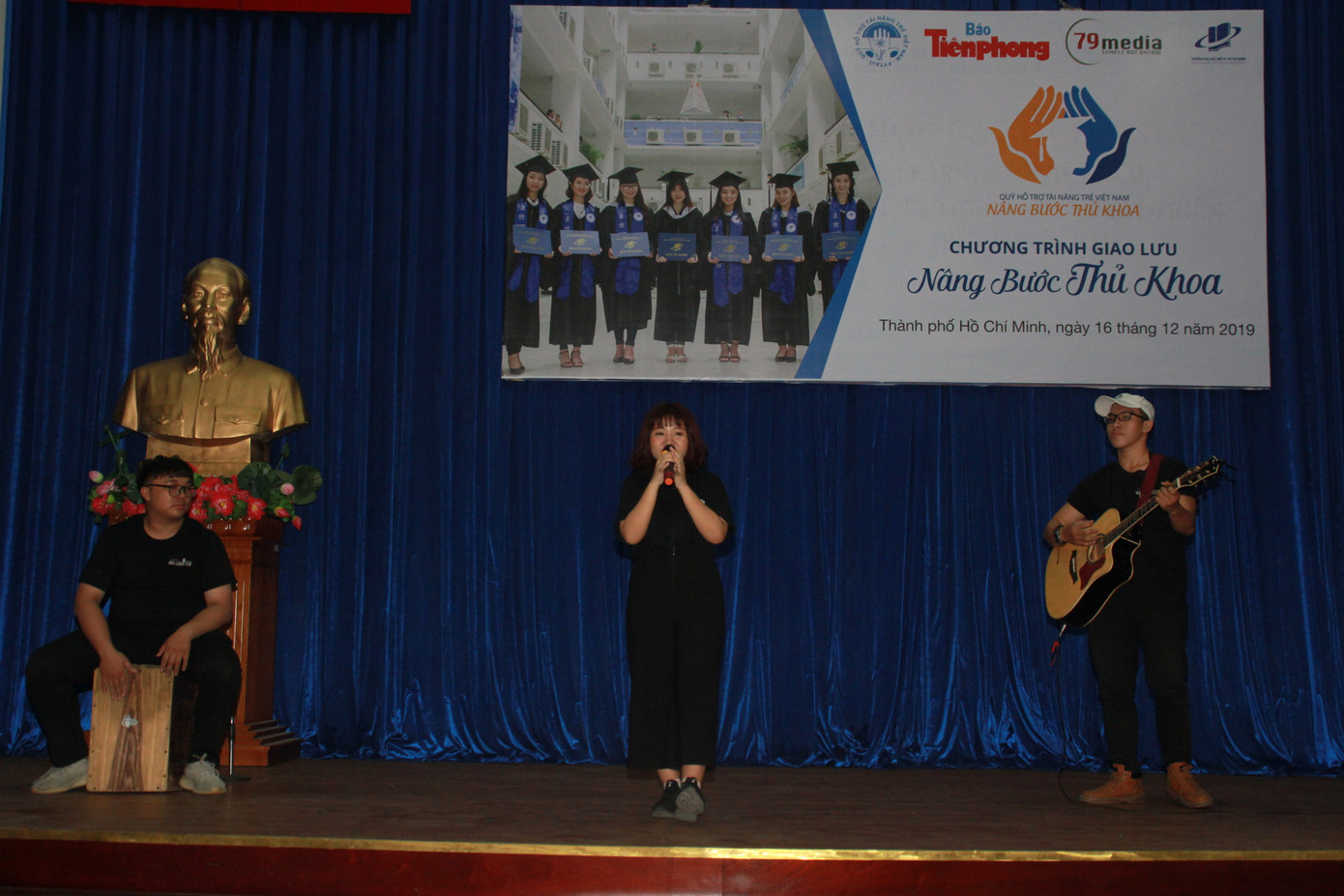 Thủ khoa sảng khoái trải nghiệm trước lúc nhận học bổng ảnh 8