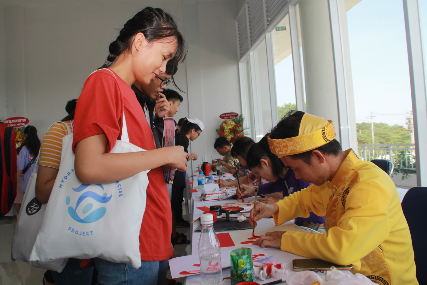 Bạn trẻ sôi nổi nhảy flashmob, ca hát, thi tài robot... ở ngày hội Tân sinh viên ảnh 6