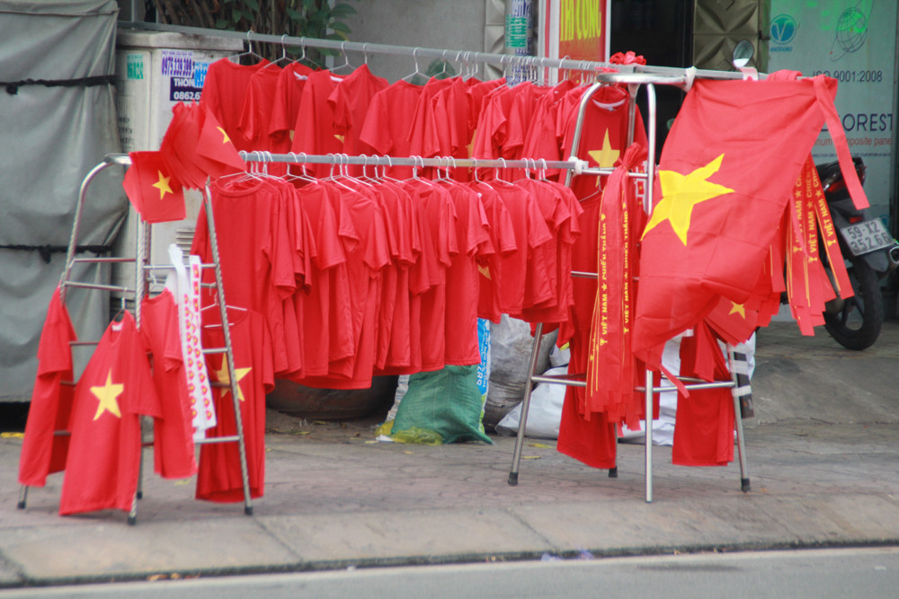 Học sinh tiểu học TPHCM diện áo cờ đỏ sao vàng tiếp lửa cho U22 Việt Nam ảnh 15