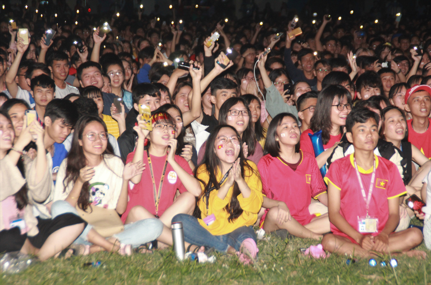 Hàng ngàn sinh viên TPHCM vỡ òa với chiến thắng ngọt ngào của tuyển Việt Nam ảnh 4