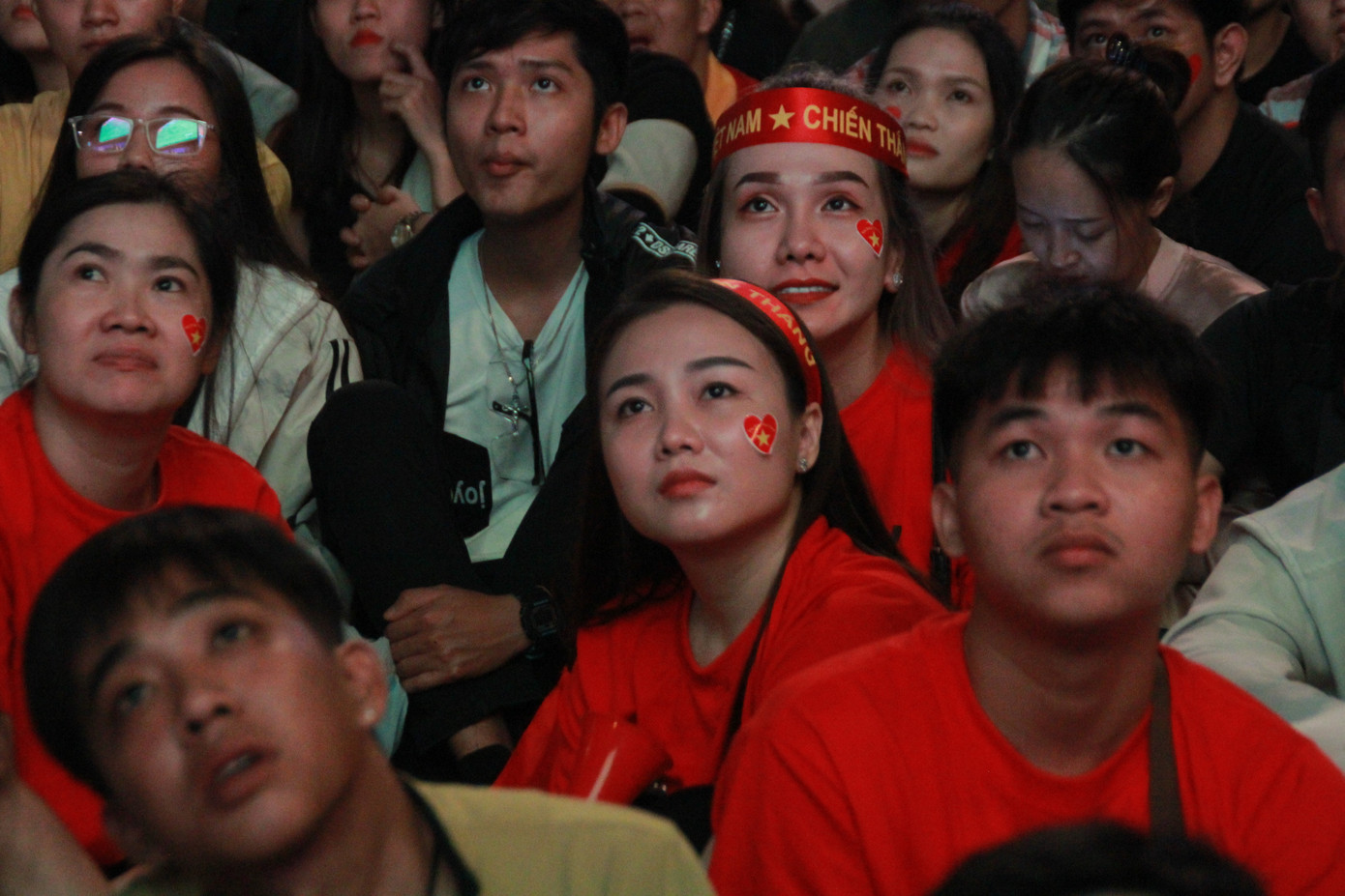 Việt Nam đấu Thái Lan, vạn người nhuộm đỏ phố Nguyễn Huệ ảnh 17