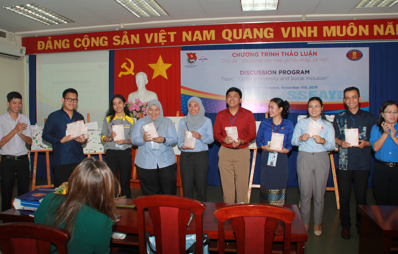 Đại biểu Tàu Thanh niên Đông Nam Á-Nhật Bản học kết lá dừa, tìm hiểu nón lá Việt ảnh 6