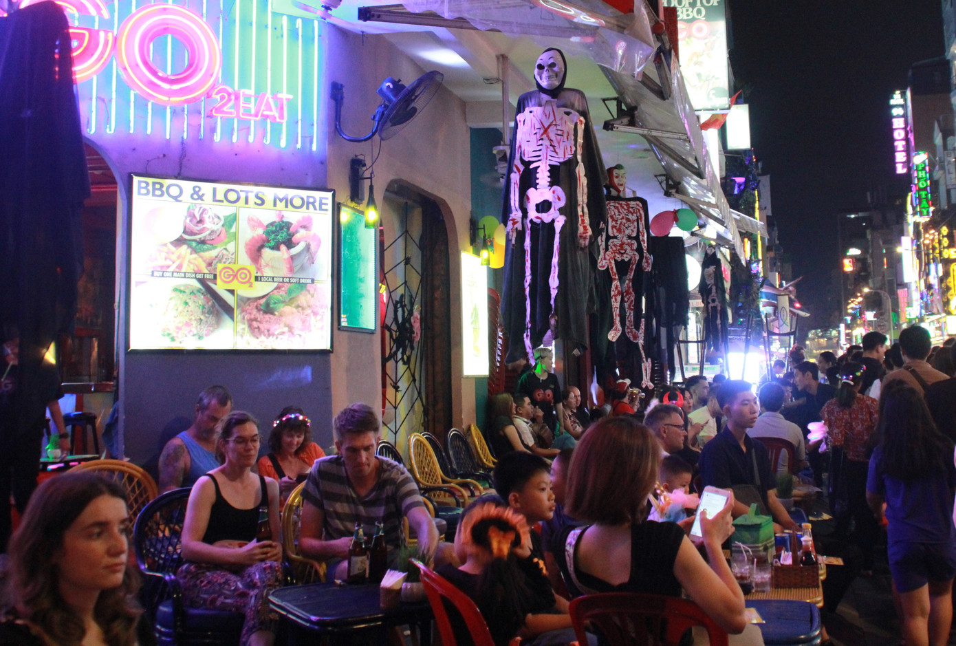 Muôn kiểu hóa trang “hết hồn” đổ về phố Bùi Viện chơi hội Halloween ảnh 7