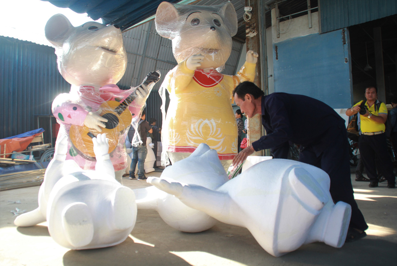 Ngoài chuột bố mẹ, xưởng này còn đảm nhận việc tạo tác nên 7 chú chuột con khác Hé lộ tạo hình nhà chuột tại đường hoa Tết ở phố Nguyễn Huệ ảnh 8