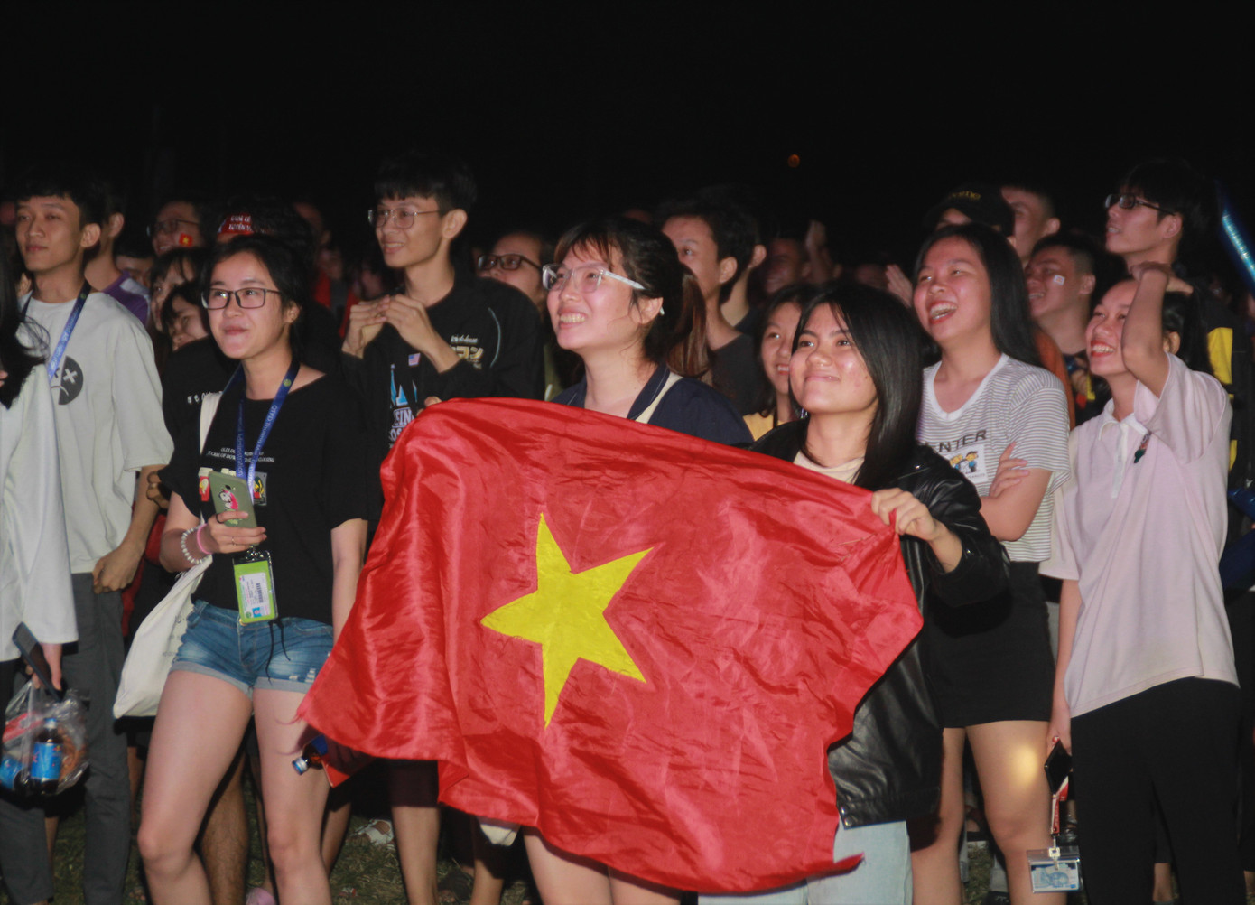 Hàng ngàn sinh viên TPHCM vỡ òa với chiến thắng ngọt ngào của tuyển Việt Nam ảnh 20