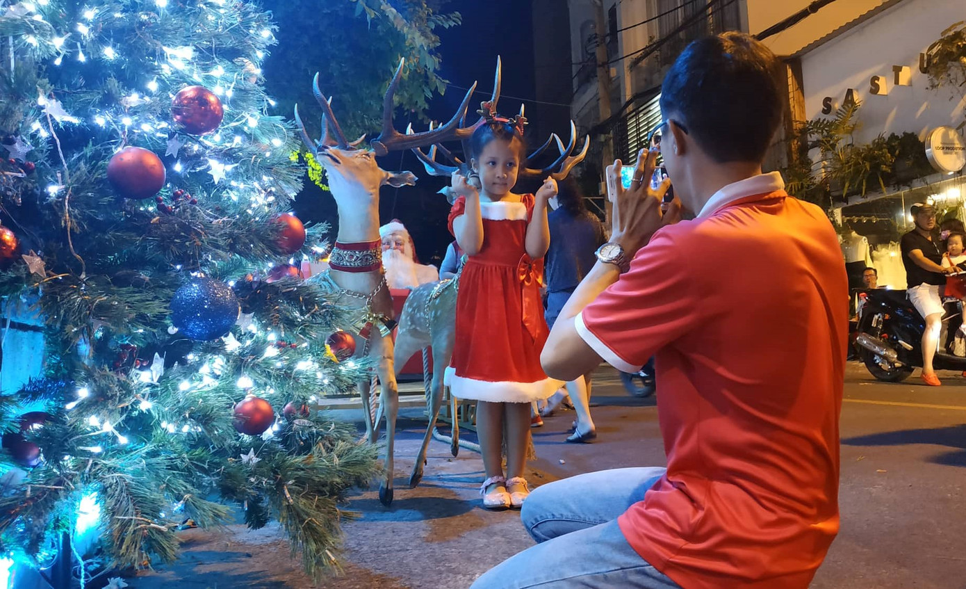 Bố mẹ đưa con đến check-in ở biệt thự lộng lẫy của Đàm Vĩnh Hưng đêm Noel ảnh 6