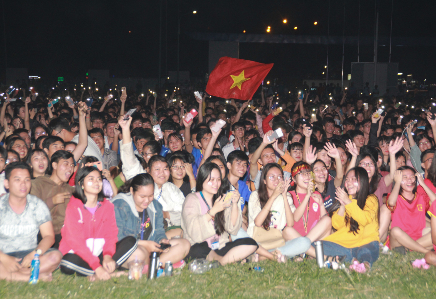 Hàng ngàn sinh viên TPHCM vỡ òa với chiến thắng ngọt ngào của tuyển Việt Nam ảnh 10