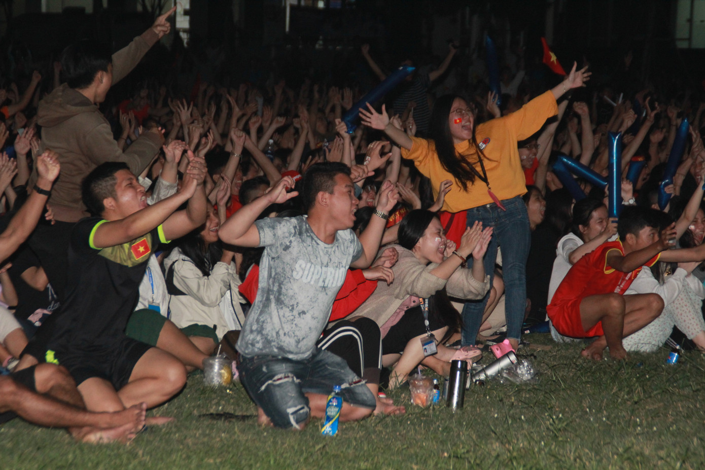 Hàng ngàn sinh viên TPHCM vỡ òa với chiến thắng ngọt ngào của tuyển Việt Nam ảnh 11