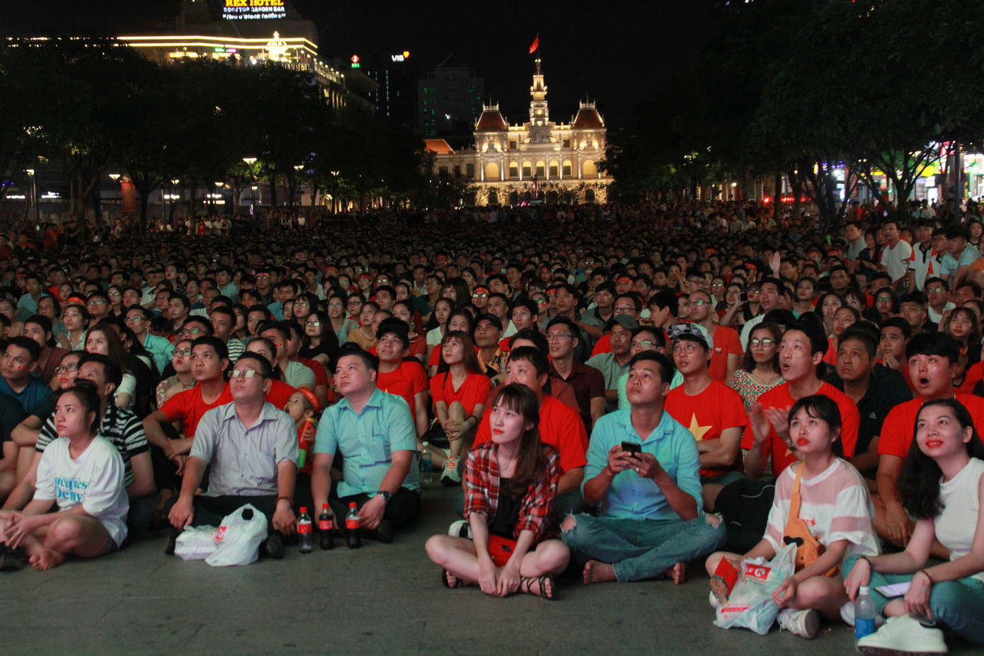 Việt Nam đấu Thái Lan, vạn người nhuộm đỏ phố Nguyễn Huệ ảnh 11