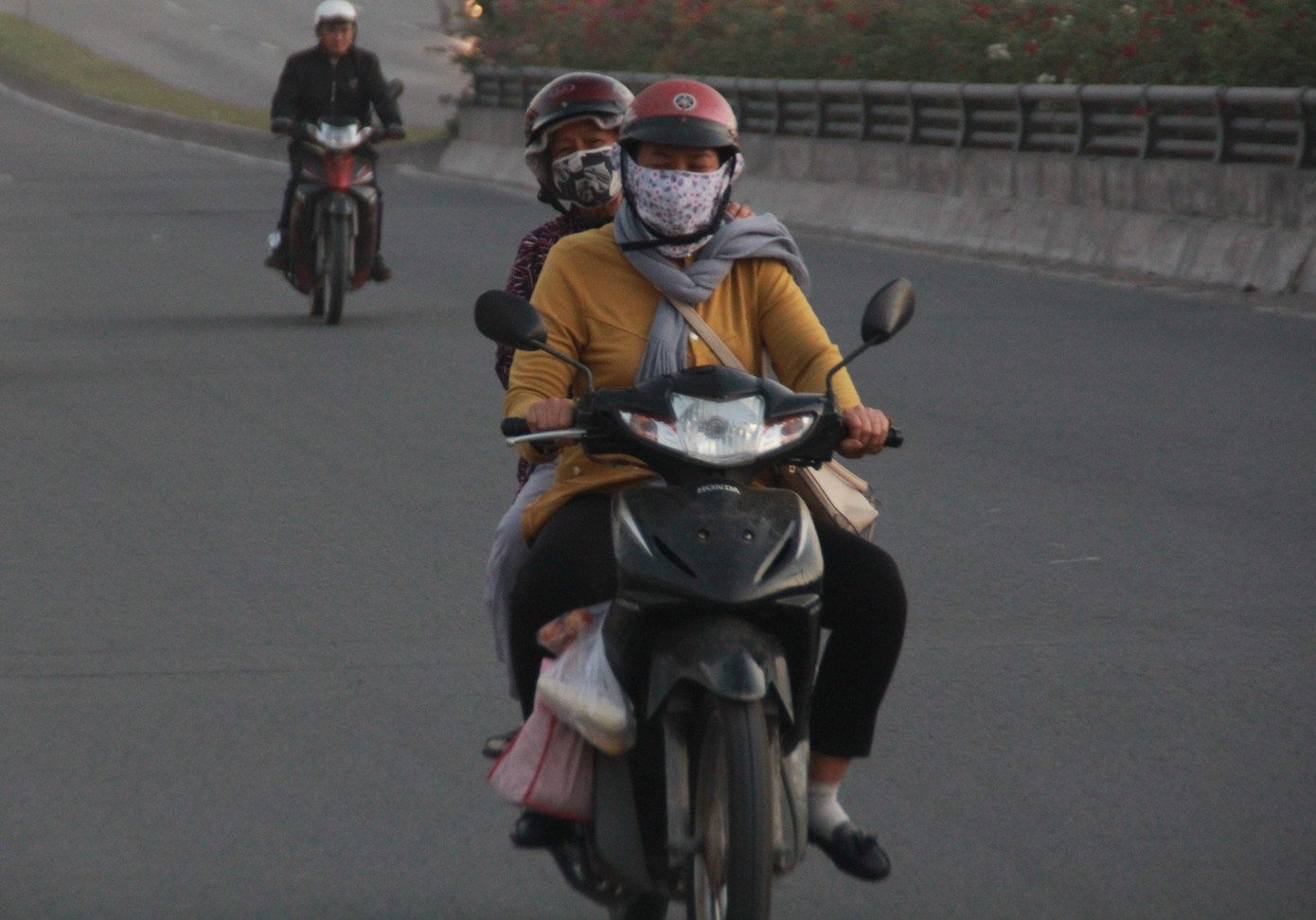 Người Sài Gòn khoác áo mưa, quấn khăn... chống lạnh buổi sáng ảnh 1