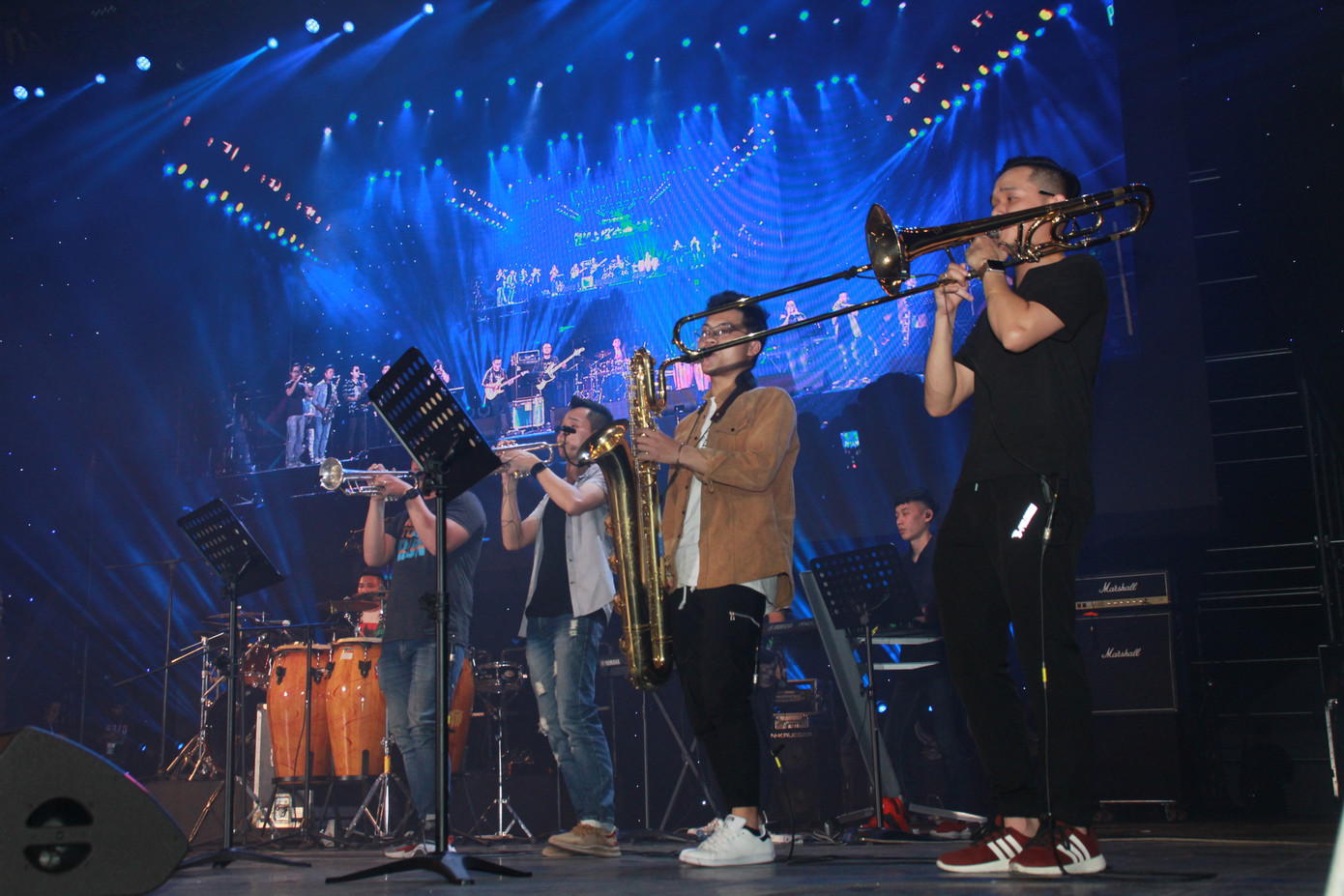 Hà Hồ, Thu Minh và các ban nhạc quốc tế hút nghìn khán giả 'cháy' đến 12 giờ đêm ảnh 1