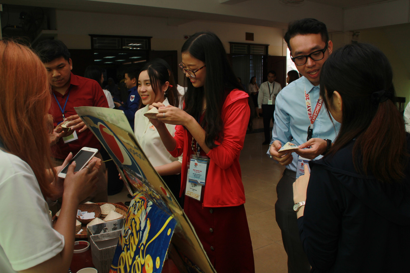 Đại biểu Tàu Thanh niên Đông Nam Á-Nhật Bản học kết lá dừa, tìm hiểu nón lá Việt ảnh 8