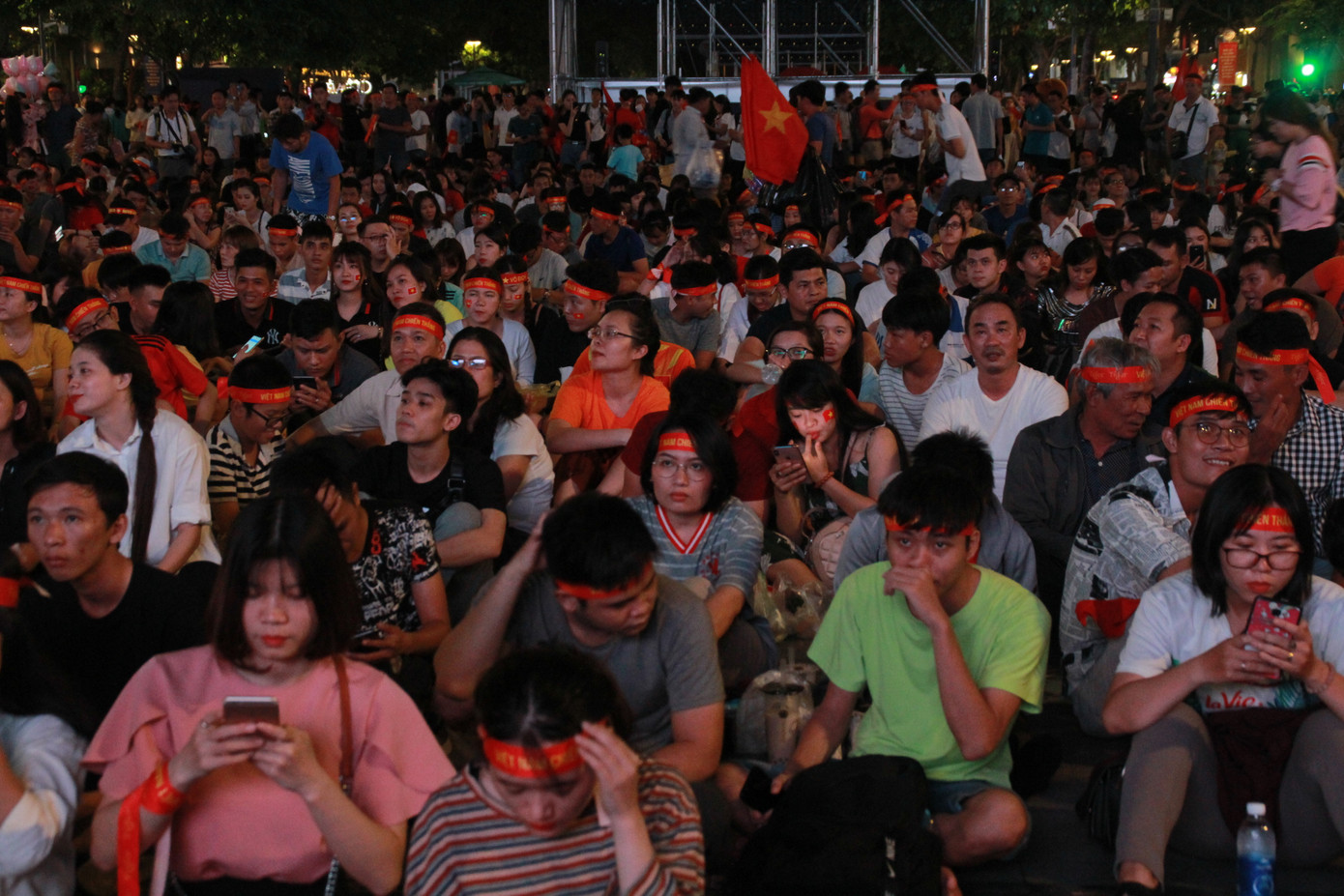 Nữ DJ ở phố đi bộ Nguyễn Huệ khuấy động không khí trận Việt Nam - UAE ảnh 8