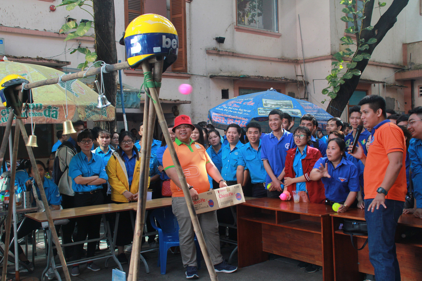 Bạn trẻ hiến máu, đổi rác lấy cây xanh... tại ngày hội Quốc tế người tình nguyện ảnh 6