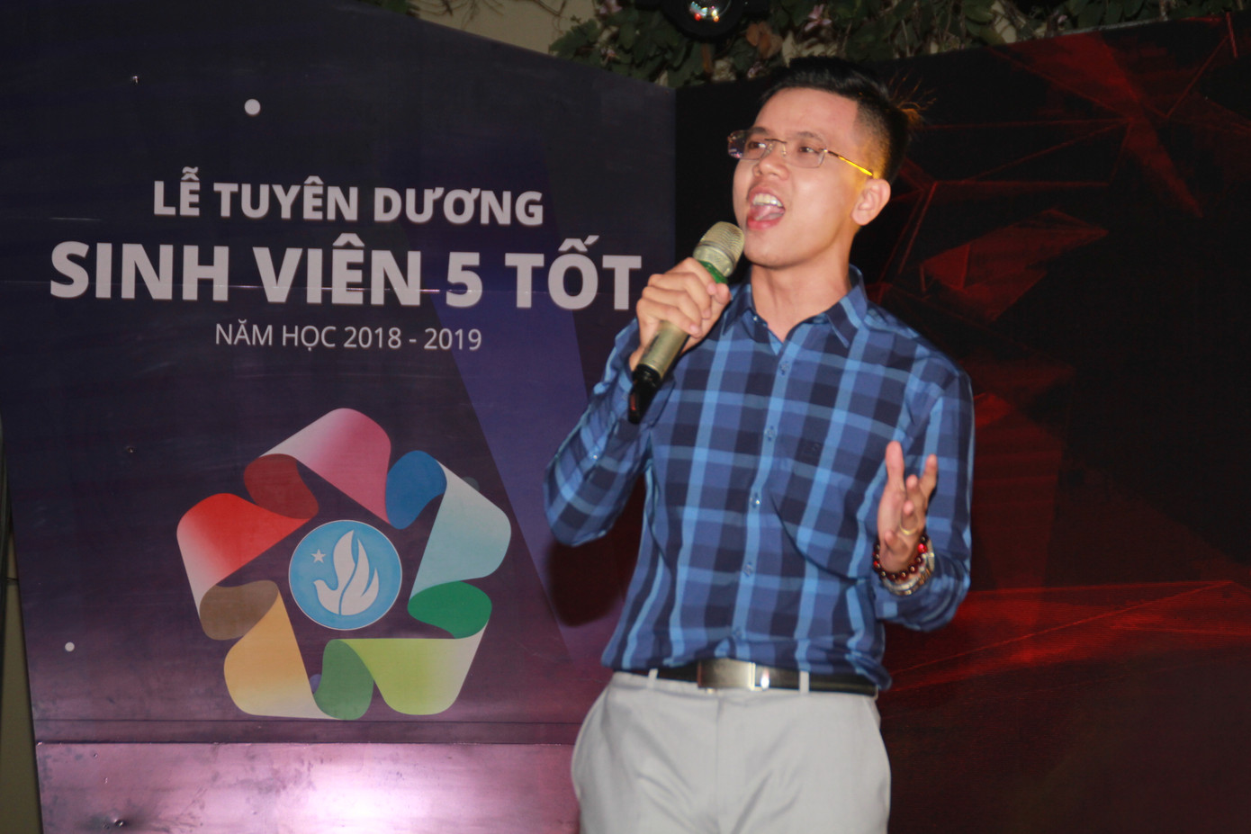 Thầy giáo hotboy 9x cover các hit bằng lời ca vui nhộn, bắt tai ảnh 1