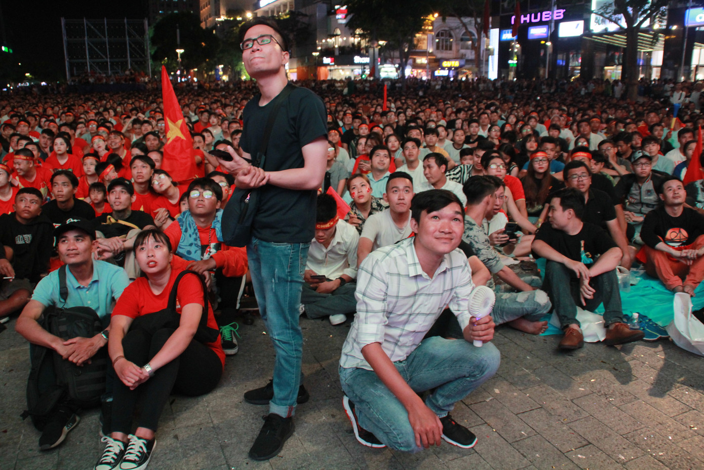 Việt Nam đấu Thái Lan, vạn người nhuộm đỏ phố Nguyễn Huệ ảnh 6